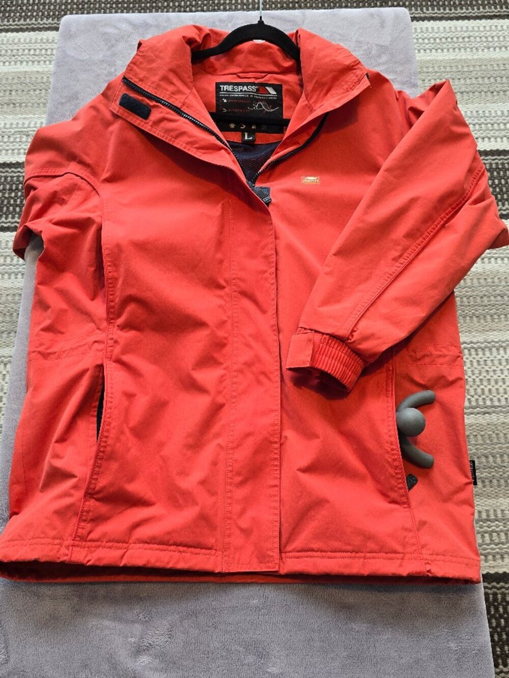 Trespass performance and protection ski/snowboard rain jacket. Outstanding! - Picture 3 of 10
